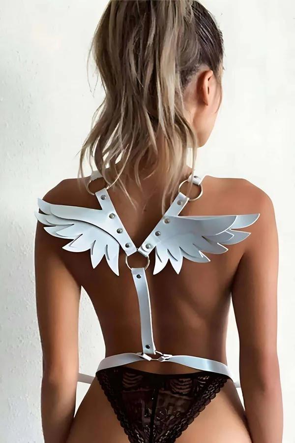 gümüş O-halkalı beyaz suni deri melek kanadı vücut harness arka görünüm, katmanlı tüy kesim paneller