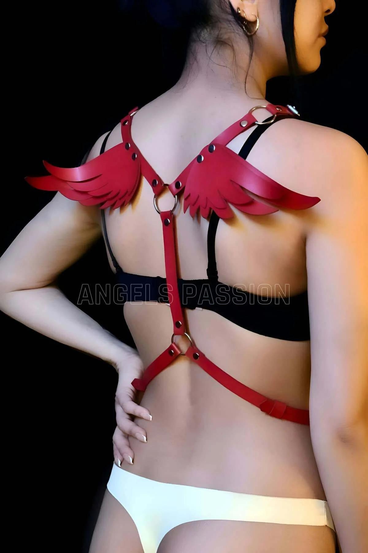 kırmızı PU deri harness omuz kanat dilimi yakın çekim gümüş perçin detayı