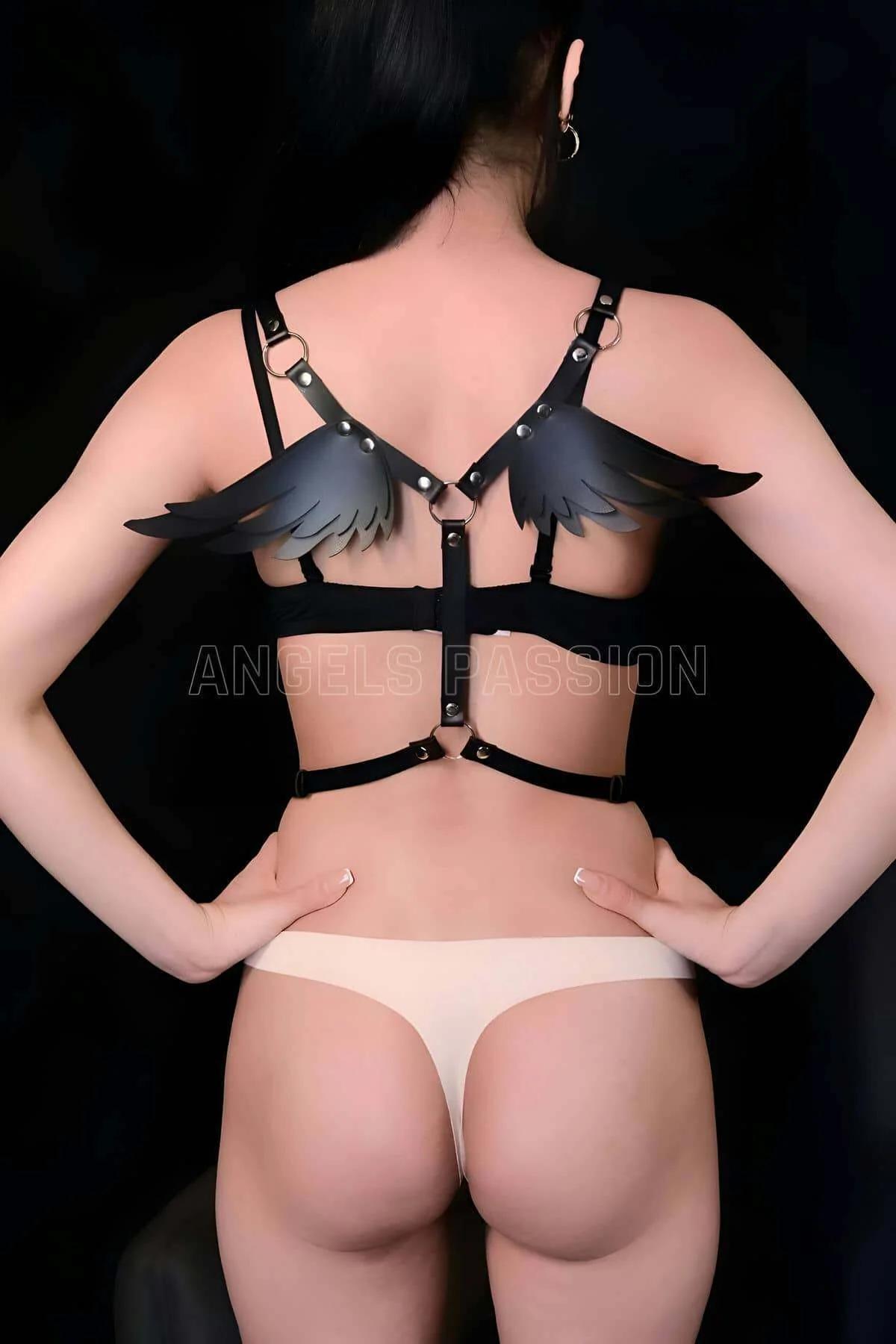 Kanat detaylı siyah vegan deri göğüs harness, sırt görünümü, gümüş O-halka ve metal perçin detayları
