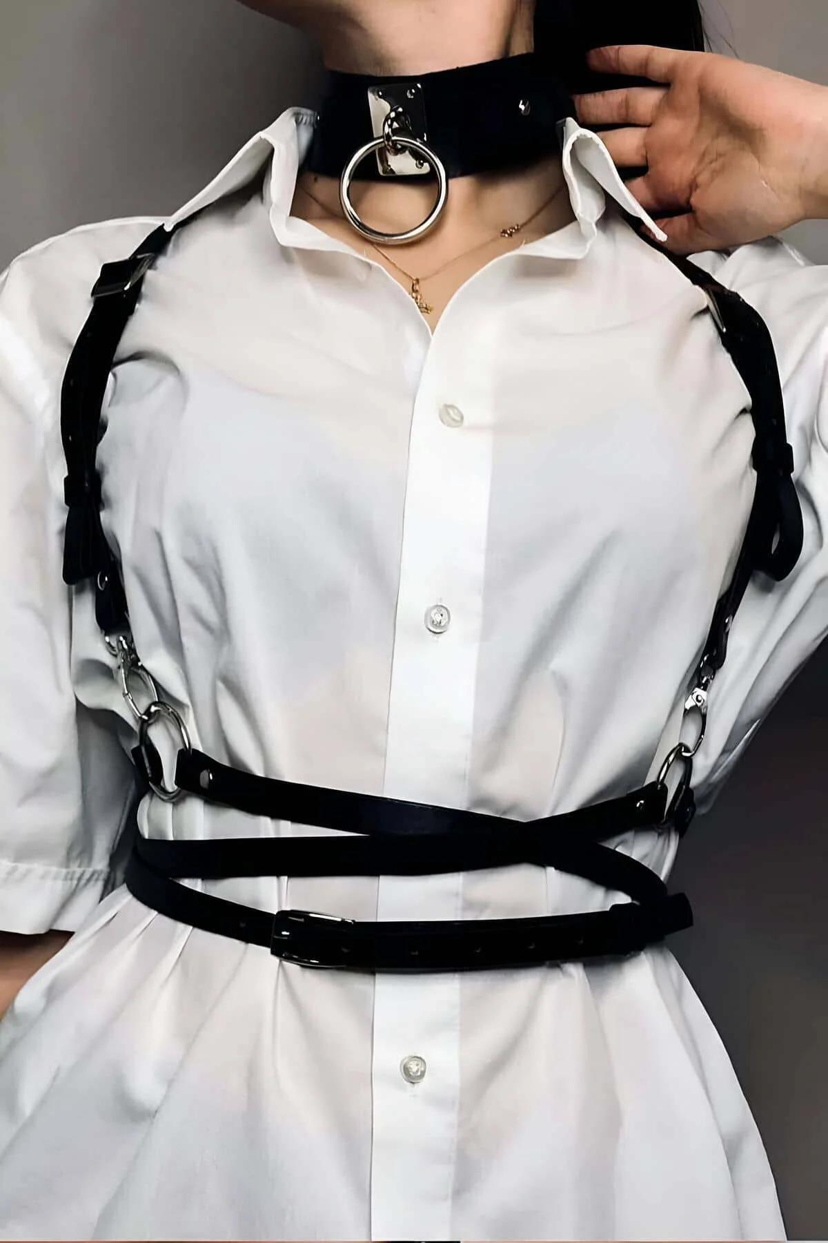 siyah suni deri choker kemer seti gümüş O-halka metal detay beyaz gömlek üzerine giyilmiş