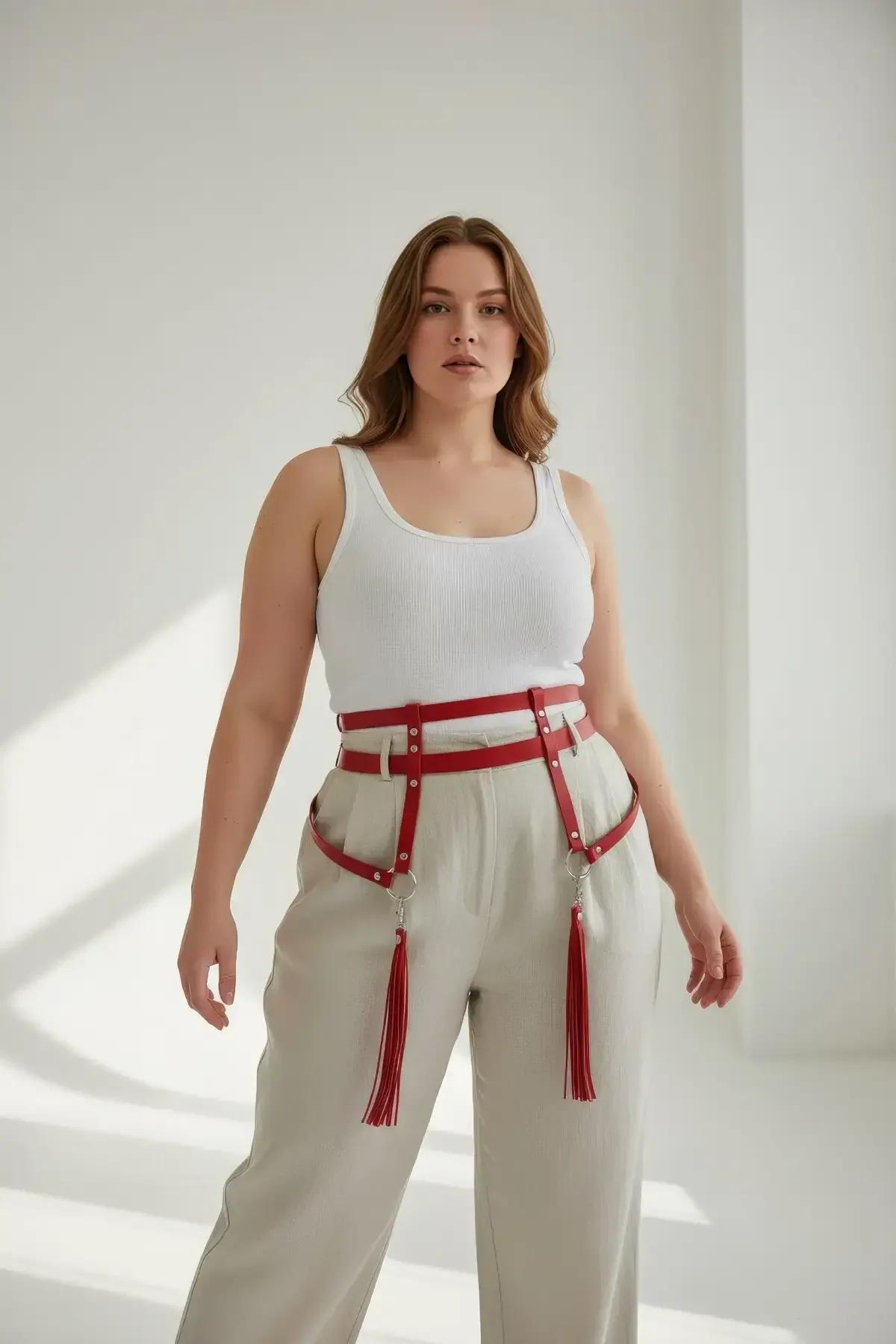 gümüş çinko alaşımlı O-halka aksesuar detaylı kırmızı PU bel harness çift askı yakın çekim