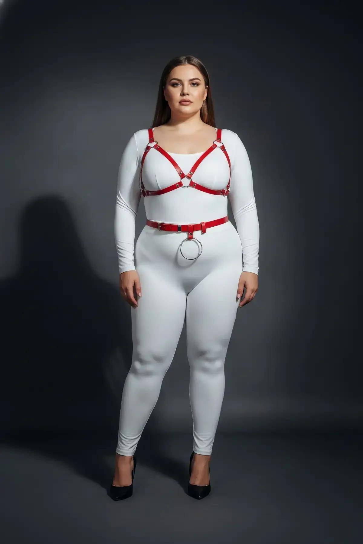Beyaz uzun kollu bodysuit üzerinde katmanlı kırmızı deri göğüs harness ve O-halka kemeri seti tam boy