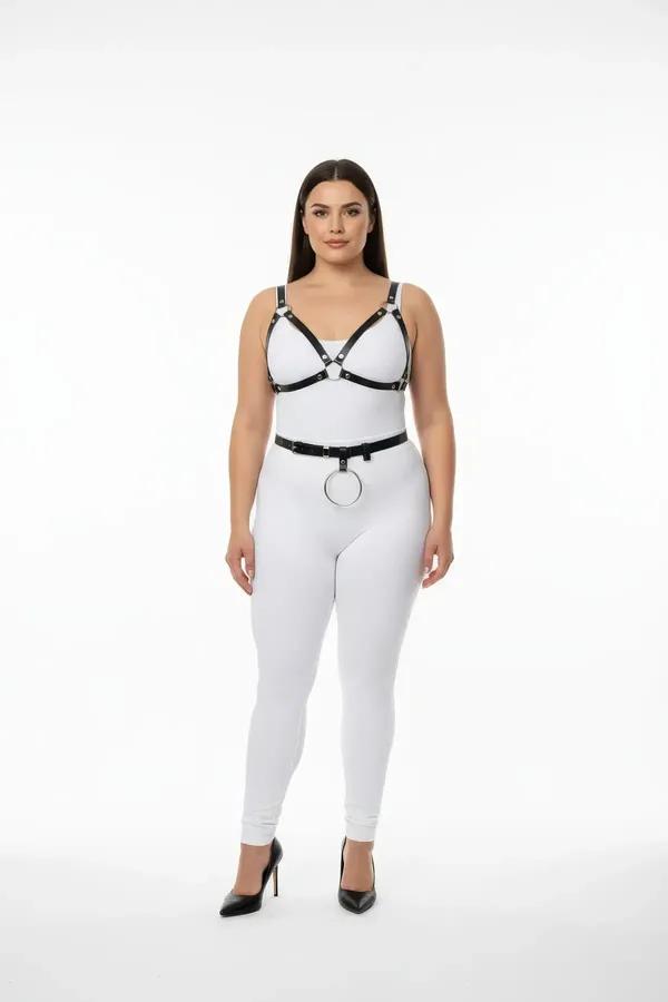 Merkezi O-halka ve eşleşen bel kemeri setli siyah suni deri ayarlanabilir harness sütyen, büyük beden modelde