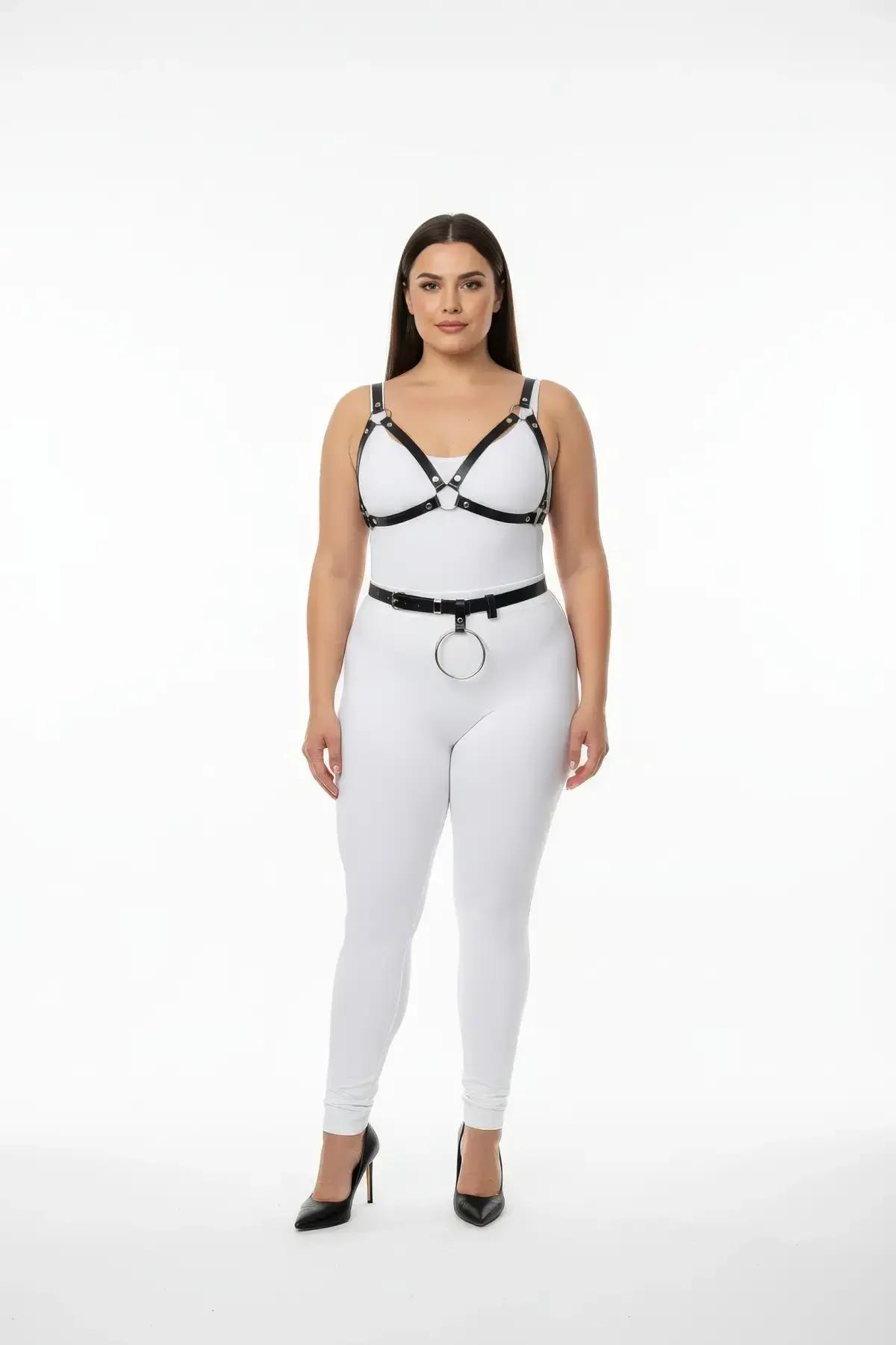 Merkezi O-halka ve eşleşen bel kemeri setli siyah suni deri ayarlanabilir harness sütyen, büyük beden modelde