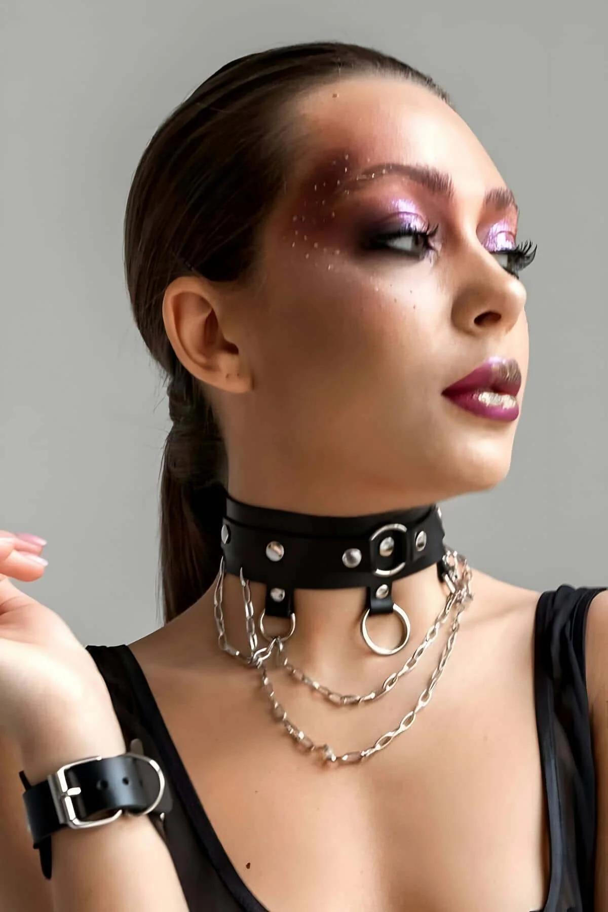 Zincirli choker boyun aksesuarı siyah file bluz üzerinde dekolte görünümü