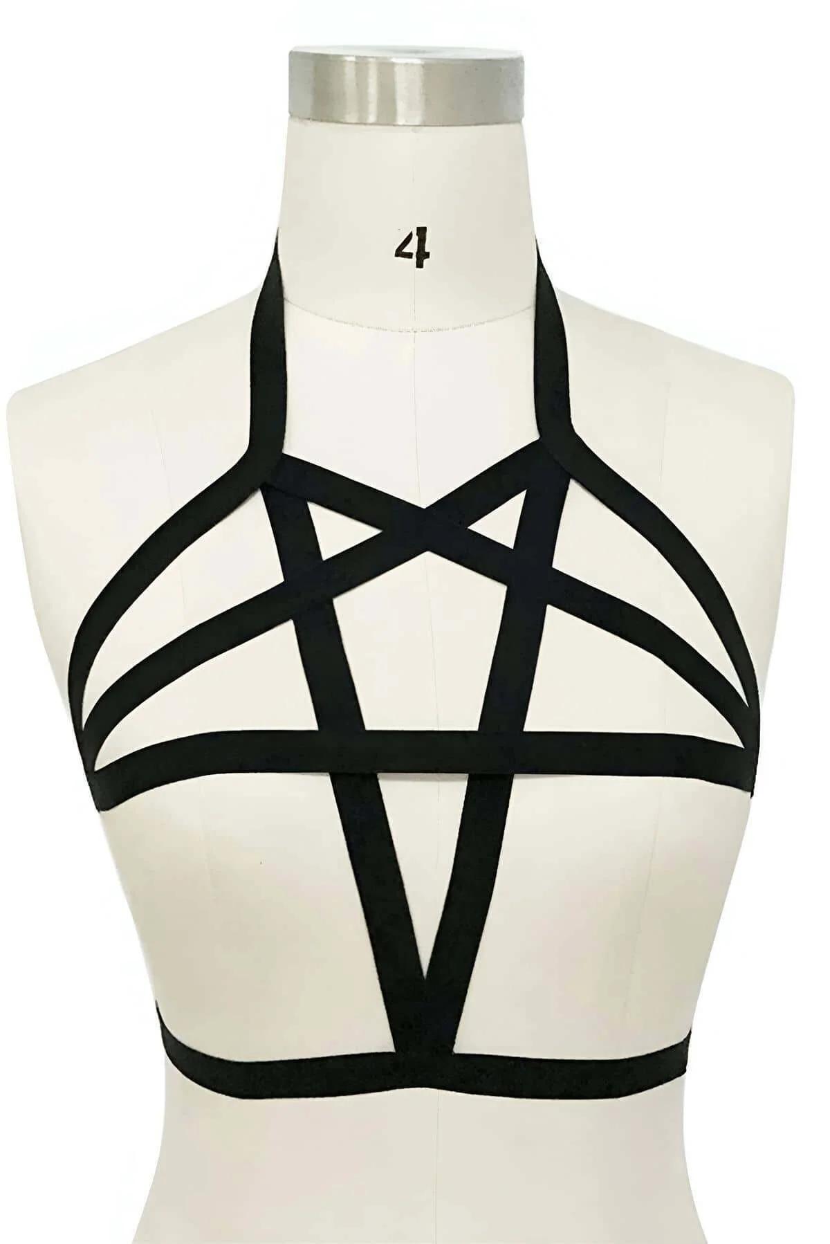 Siyah lastik harness bra yıldız formu yakın çekim, çift yatay bant detayı