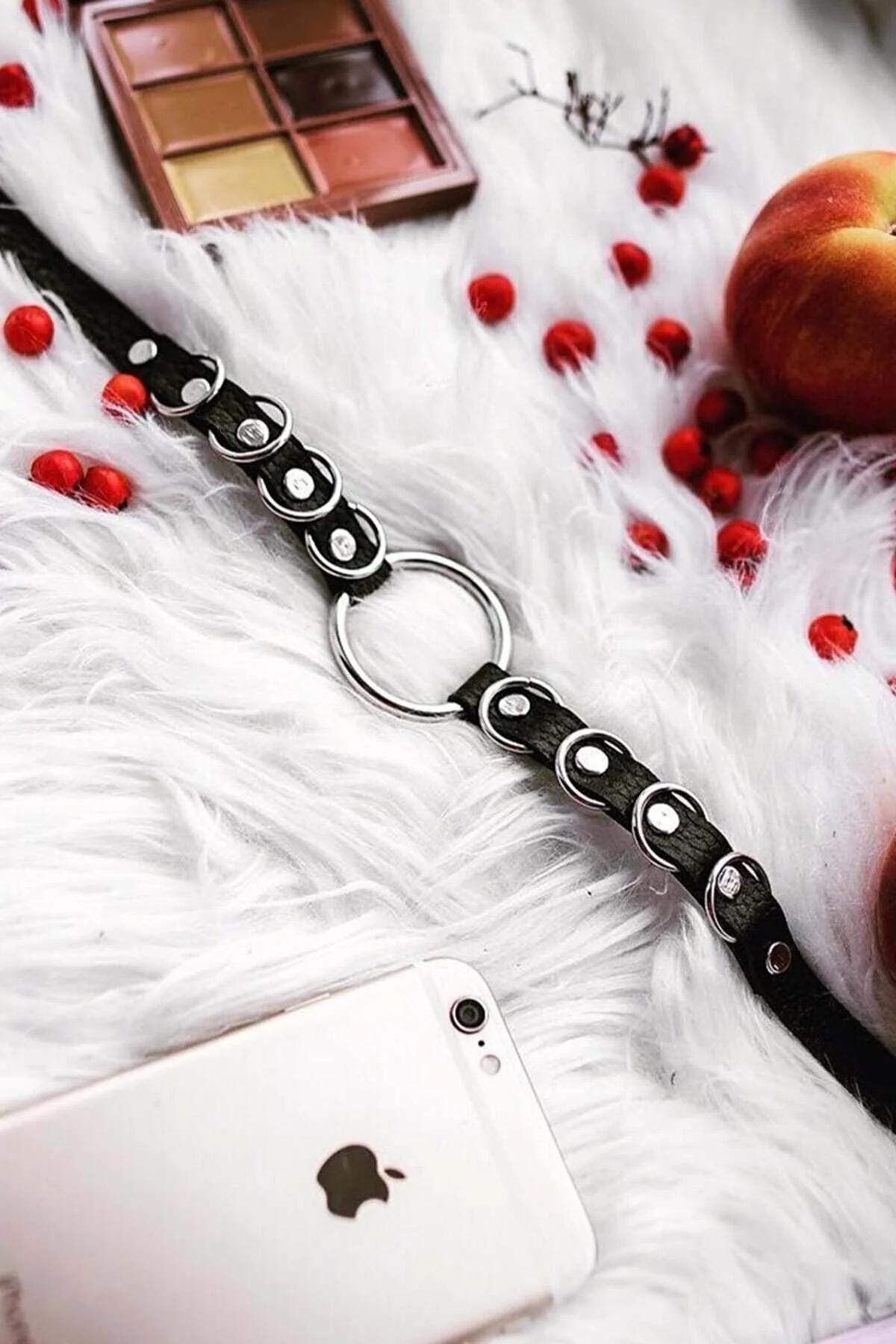 gümüş O-halka merkez ve zımba detaylı siyah suni deri çoker beyaz kürk yüzey üzerinde düz