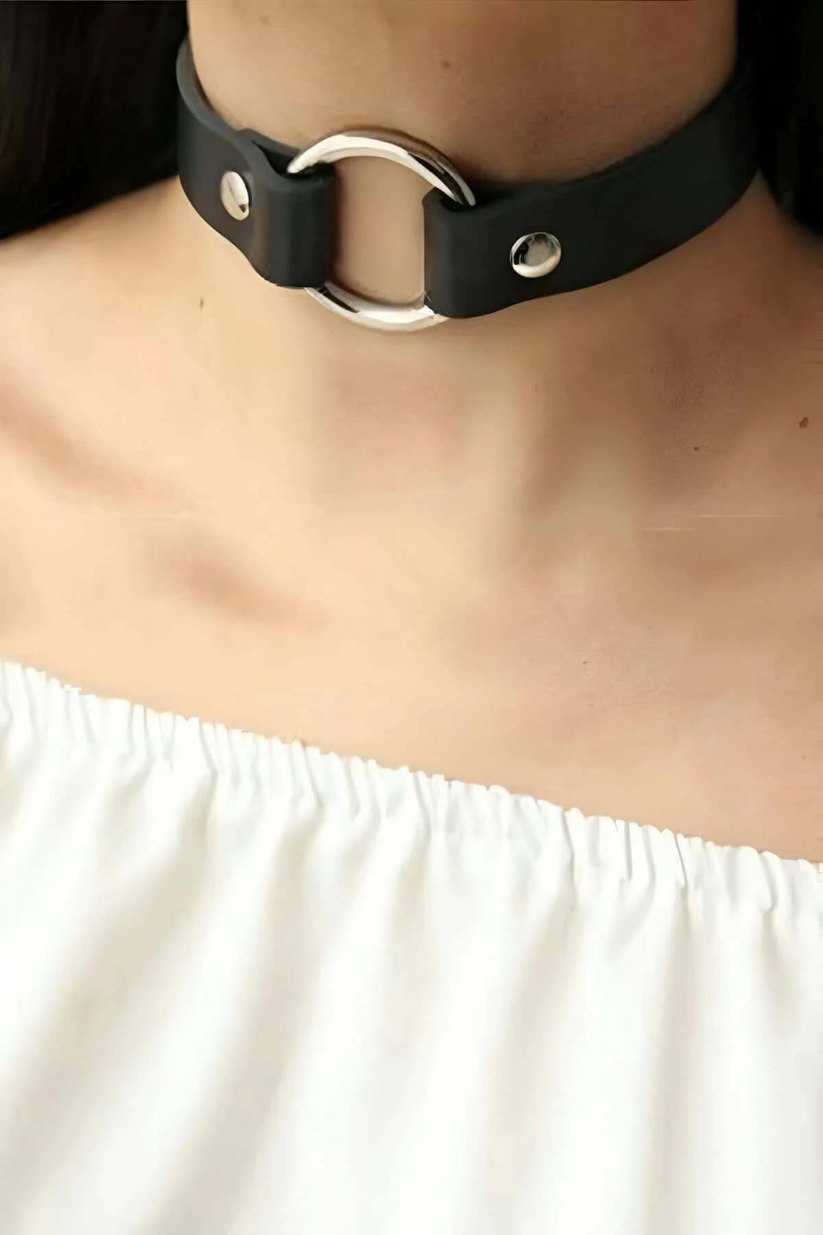 model boynunda gümüş kubbe perçinler ve merkezde gümüş halkalı siyah suni deri O-halka çoker
