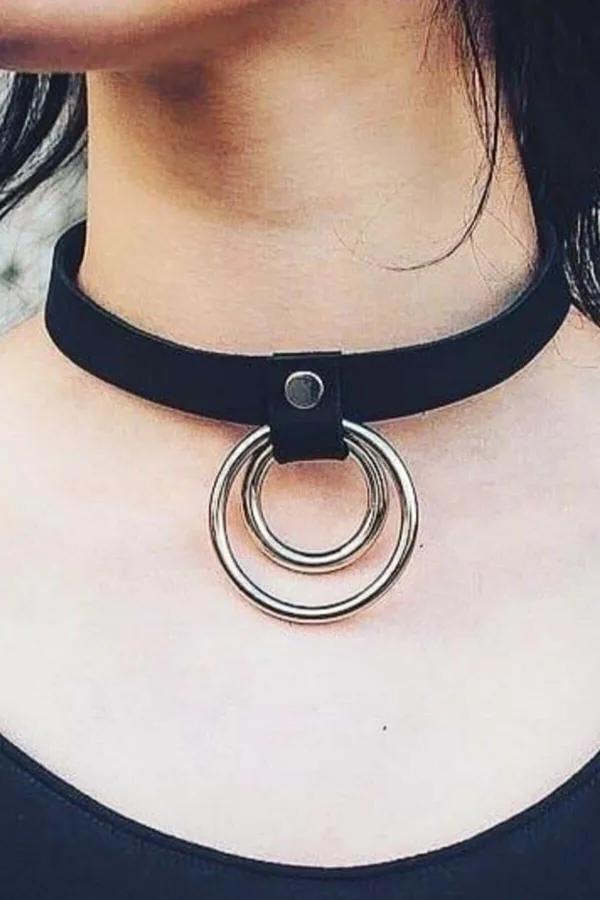 boyunda ön merkezde perçinlenmiş iki iç içe gümüş O-halkalı siyah suni deri çoker