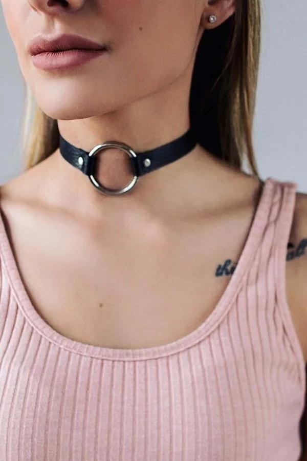 boğazda düz 1,5 cm bant üzerinde merkezi tek büyük gümüş O-halkalı siyah suni deri çoker