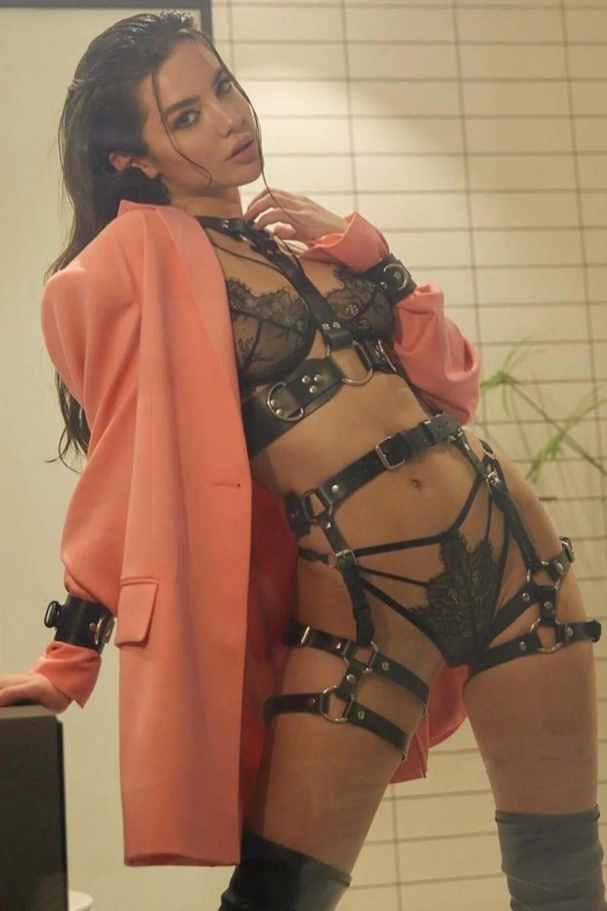 çift uyluk askı çerçeveli ve gümüş D-halka toka donanımlı siyah suni deri kafesli vücut harness seti