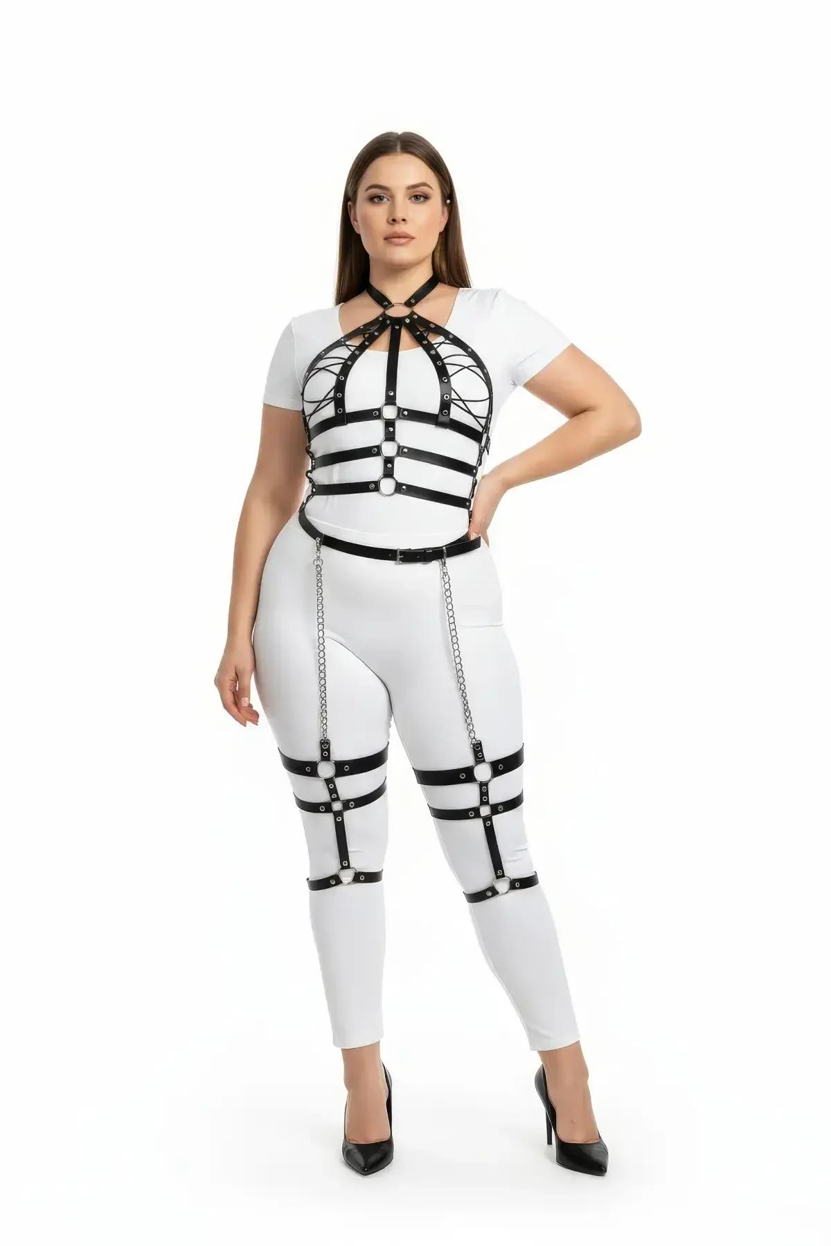 Gümüş zincir uyluk düşüşleri ve çapraz göğüs kafesiyle büyük beden siyah suni deri tam vücut harness, beyaz kıyafet üzerinde