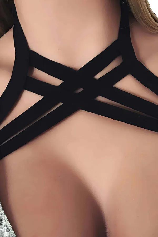 siyah elastik çapraz bantlı göğüs harness kafes desen X formu yakın çekim
