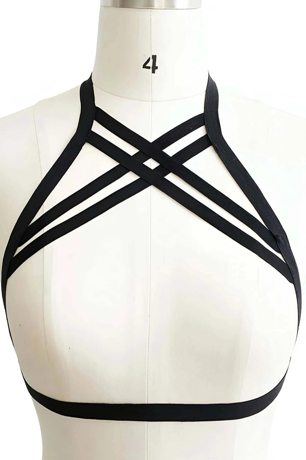 siyah lastik harness çift X kafes geometrisi göğüs üzerinde ön görünüm