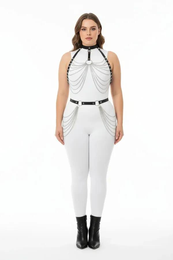 Göğüs ve bel bandında dökümlü gümüş zincirler ve O-halkalarla siyah suni deri harness seti, beyaz bodysuit üzerinde