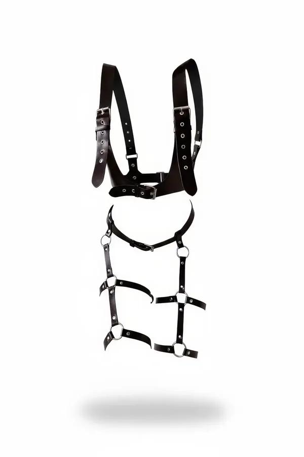 Beyaz arka plan üzerinde gümüş O-halkalar ve geniş göğüs bandıyla siyah suni deri tam vücut harness, iki parçalı set