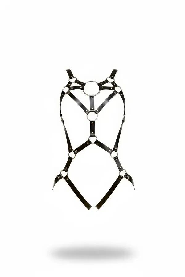 Gümüş perçinler ve geometrik göğüs ve uyluk askı konfigürasyonuyla siyah suni deri O-halka vücut harness