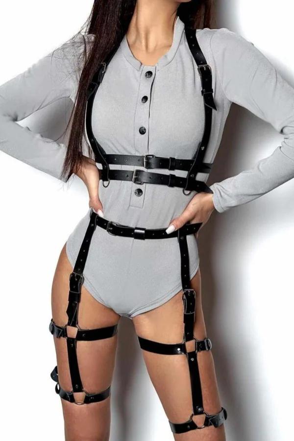 gri üst üzerinde katmanlı göğüs askıları, çift bel bandı ve çift uyluk jartiyer halkalı siyah suni deri tam vücut harness