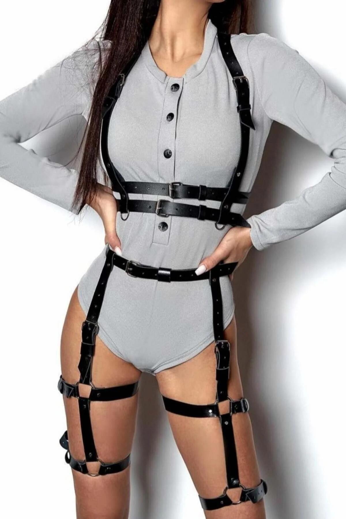 gri üst üzerinde katmanlı göğüs askıları, çift bel bandı ve çift uyluk jartiyer halkalı siyah suni deri tam vücut harness