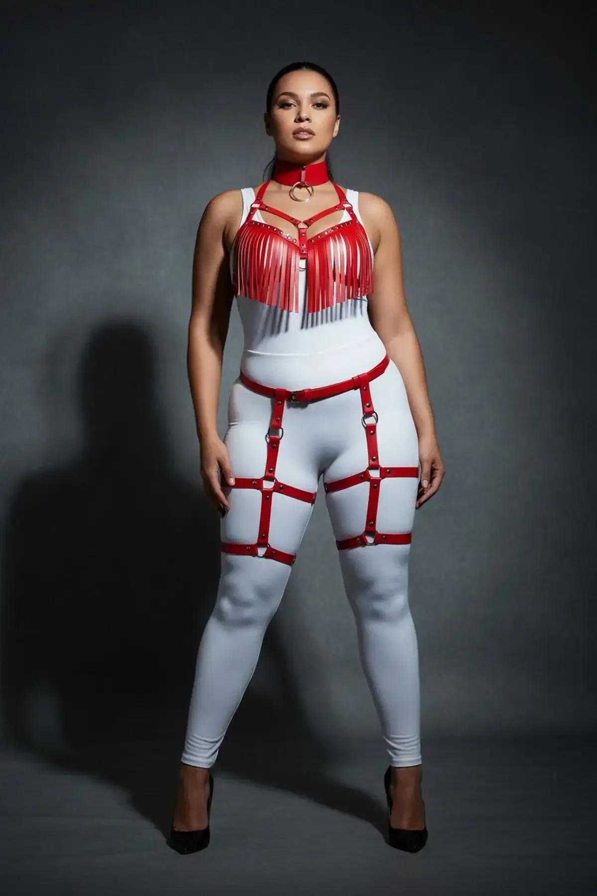 Çoker boyunluk ve püskül kapsamı gösteren beyaz bodysuit üzerinde kırmızı harness setinin önden tam görünümü