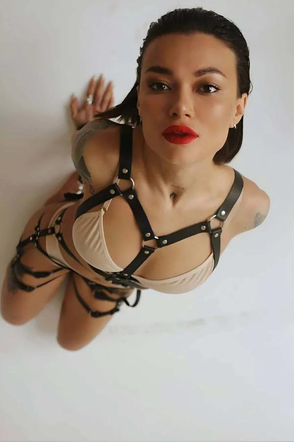 nud bralette üzerinde gümüş O-halkalı siyah suni deri tam vücut harness ve uyluk askı seti ön görünüm