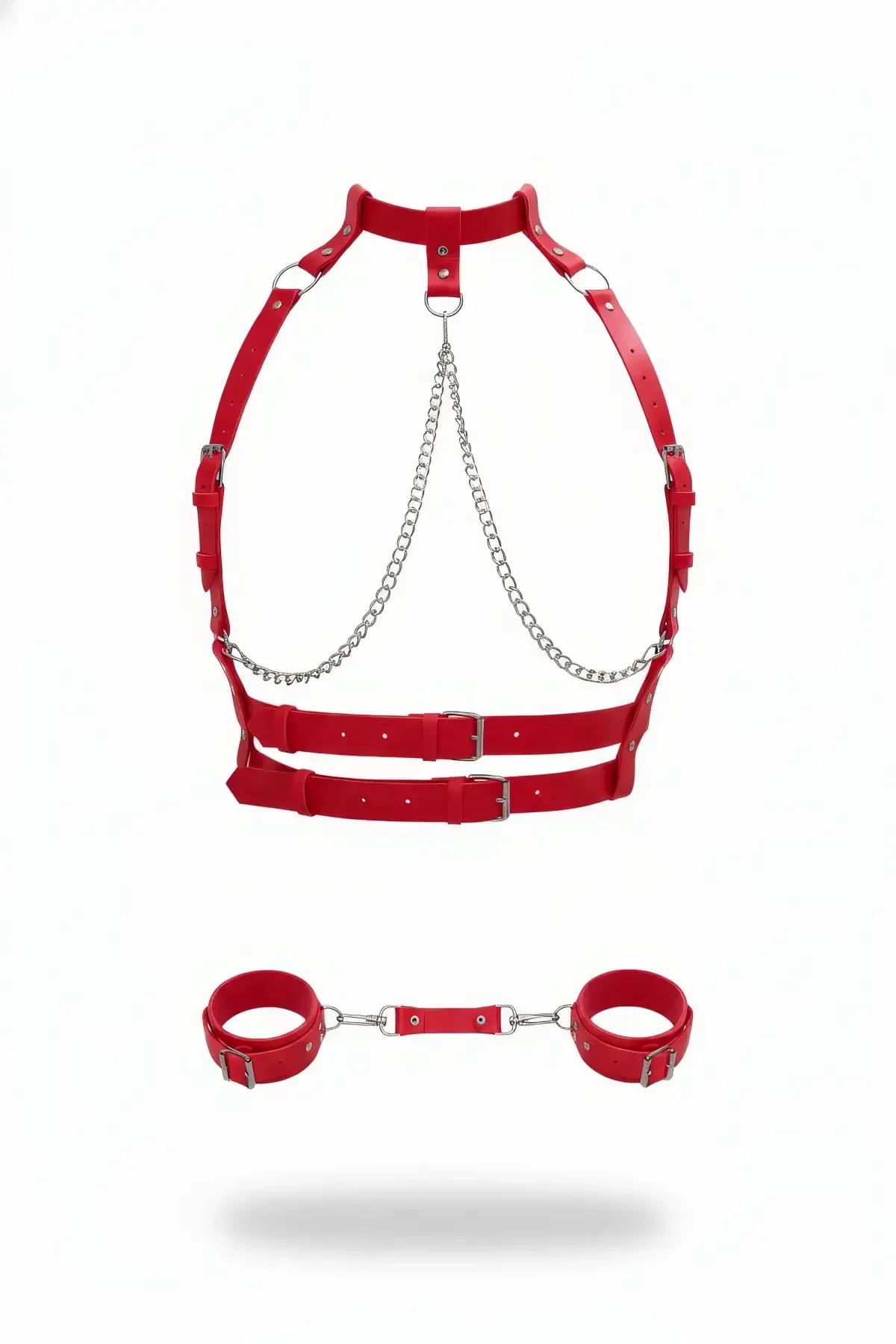 Beyaz arka plan üzerinde gümüş zincir drape ve çıkarılabilir bilek manşetleriyle kırmızı suni deri vücut harness seti