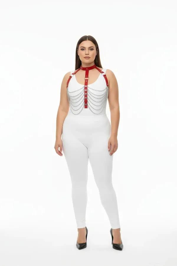 Çok sıralı dökümlü gümüş zincirler ve entegre çoker boyunluklu kırmızı suni deri göğüs harness, beyaz bodysuit üzerinde