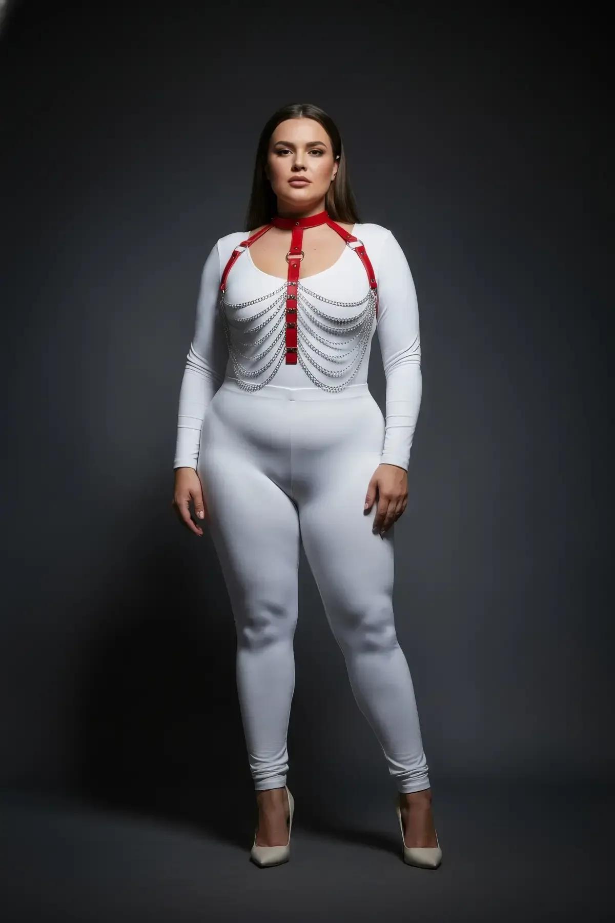 Büyük beden modelde beyaz bodysuit ve yüksek bel pantolonla kırmızı zincir harness stili
