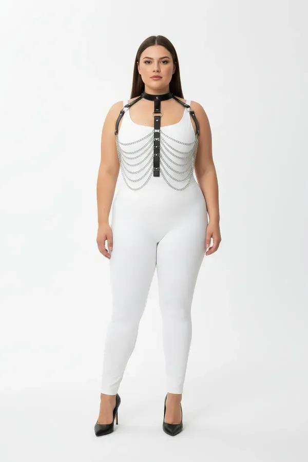 Çok katmanlı gümüş tonlu zincirler ve entegre boyunluklu siyah suni deri vücut harness, beyaz bodysuit üzerinde