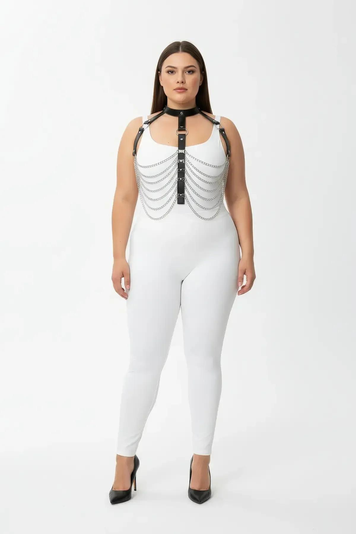 Çok katmanlı gümüş tonlu zincirler ve entegre boyunluklu siyah suni deri vücut harness, beyaz bodysuit üzerinde