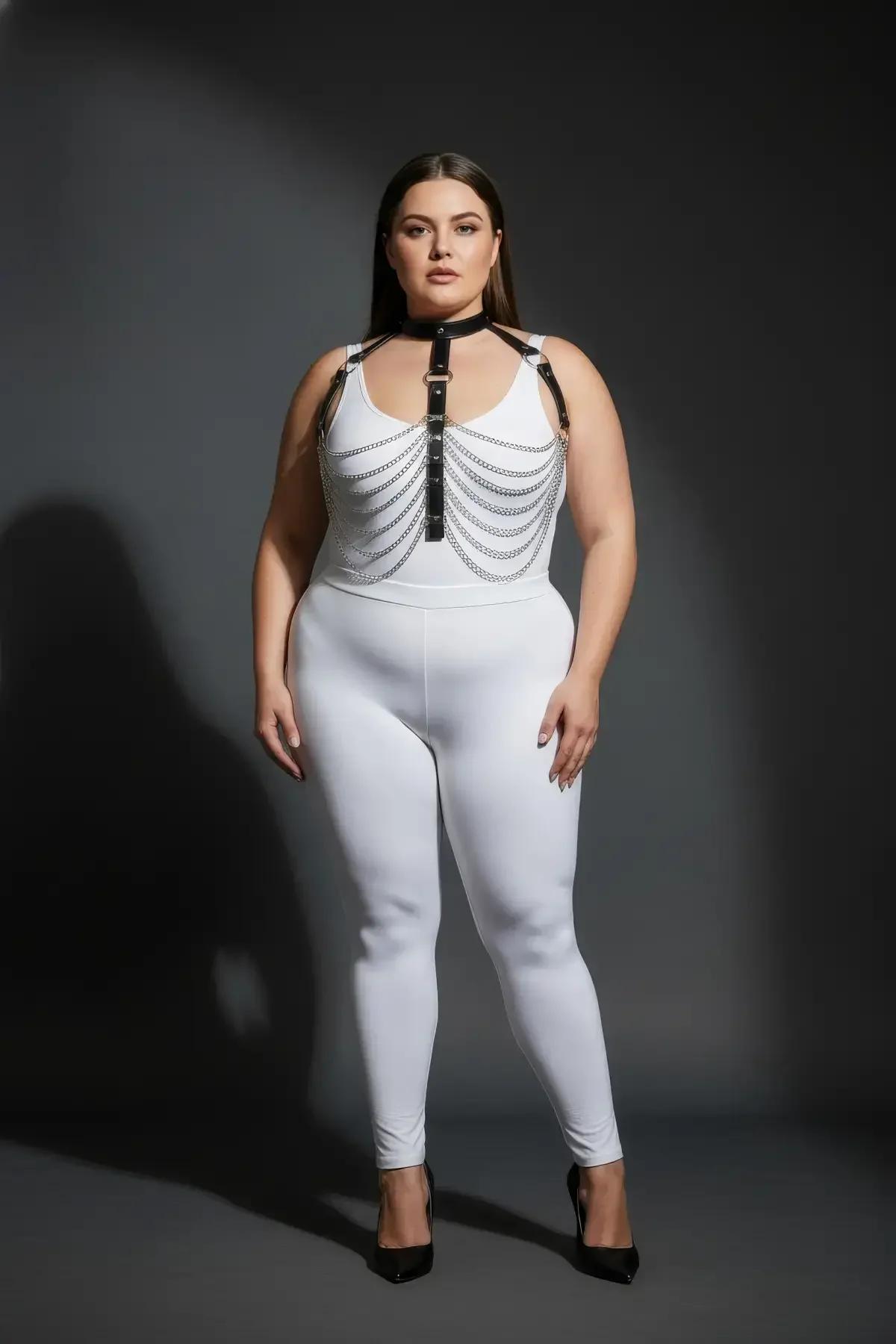 Büyük beden modelde beyaz dar bodysuit üzerinde siyah zincir harness tam önden görünüm