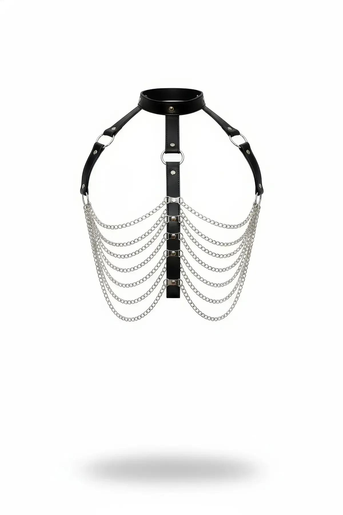 Göğüs üzerinde sekiz sarkan gümüş renkli zincir sırası ve gümüş O-halka omuz askılarıyla siyah suni deri çoker vücut harness