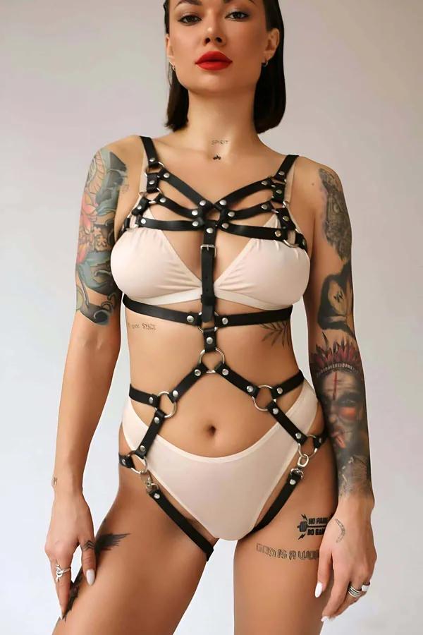 nud iç çamaşır üzerinde gümüş O-halkalar ve kubbe zımbalı siyah suni deri tam vücut harness ön görünüm