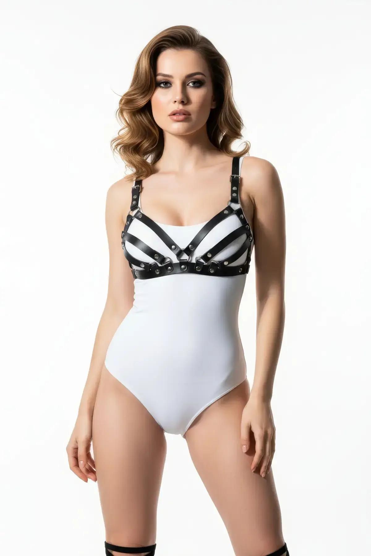 Tam uzunluk yan açısında beyaz bodysuit üzerine katmanlı siyah çok askılı göğüs harness