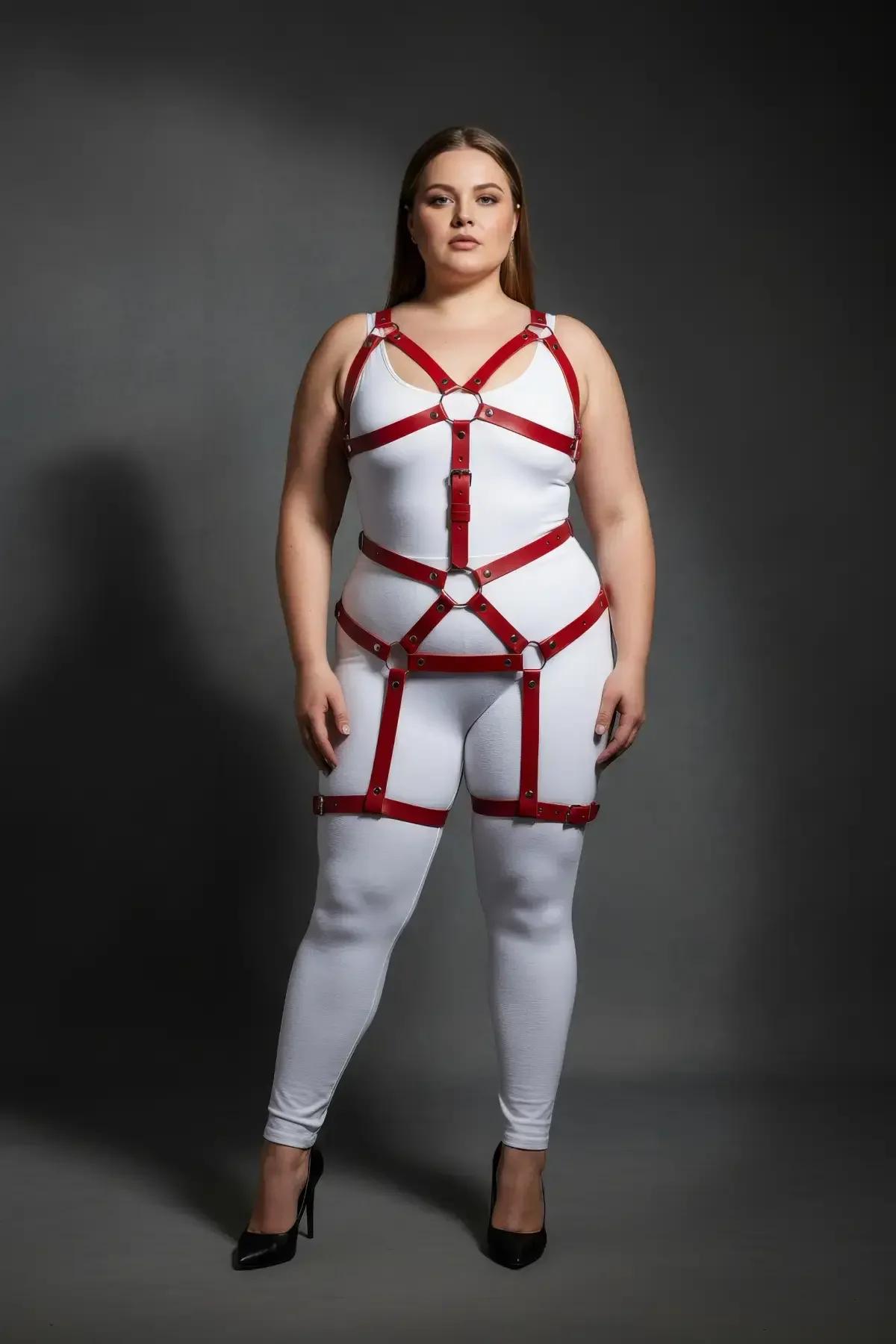 İki gümüş O-halkalı kırmızı suni deri tam vücut harness bel X-çapraz paneli