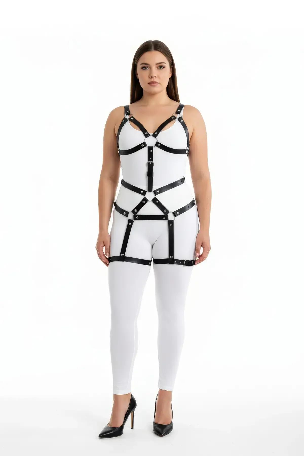 Gümüş O-halkalar ve uyluk bandıyla büyük beden siyah suni deri tam vücut harness, beyaz bodysuit üzerinde