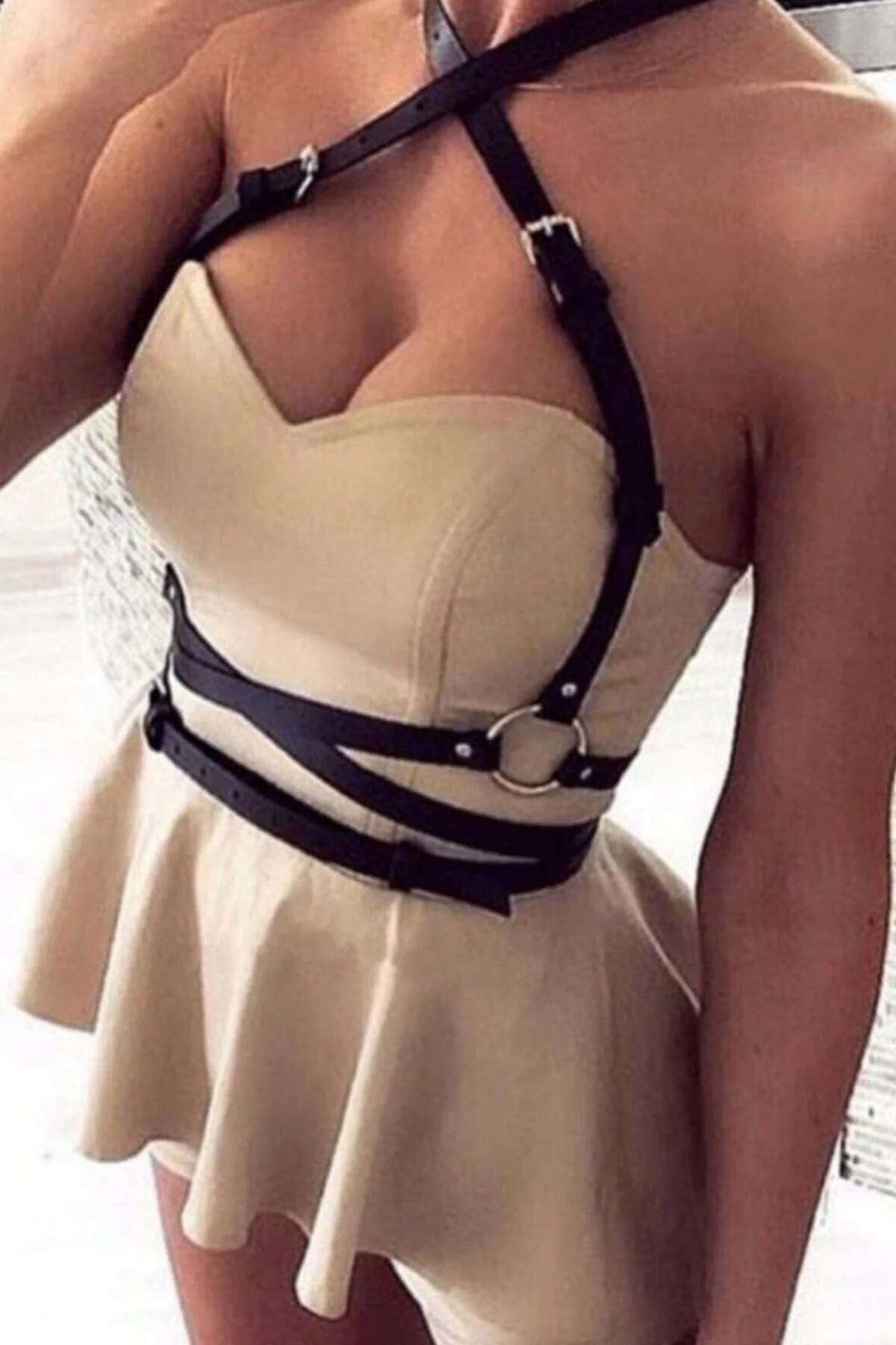 krem askısız elbise üzerinde belde gümüş O-halkalı siyah suni deri kafesli vücut harness