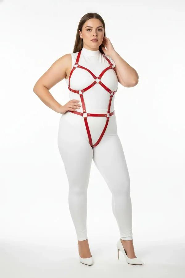 Altın O-halkalar ve çapraz göğüs askılı kırmızı vegan deri tam vücut harness, beyaz üst ve pantolon üzerinde büyük beden figürde