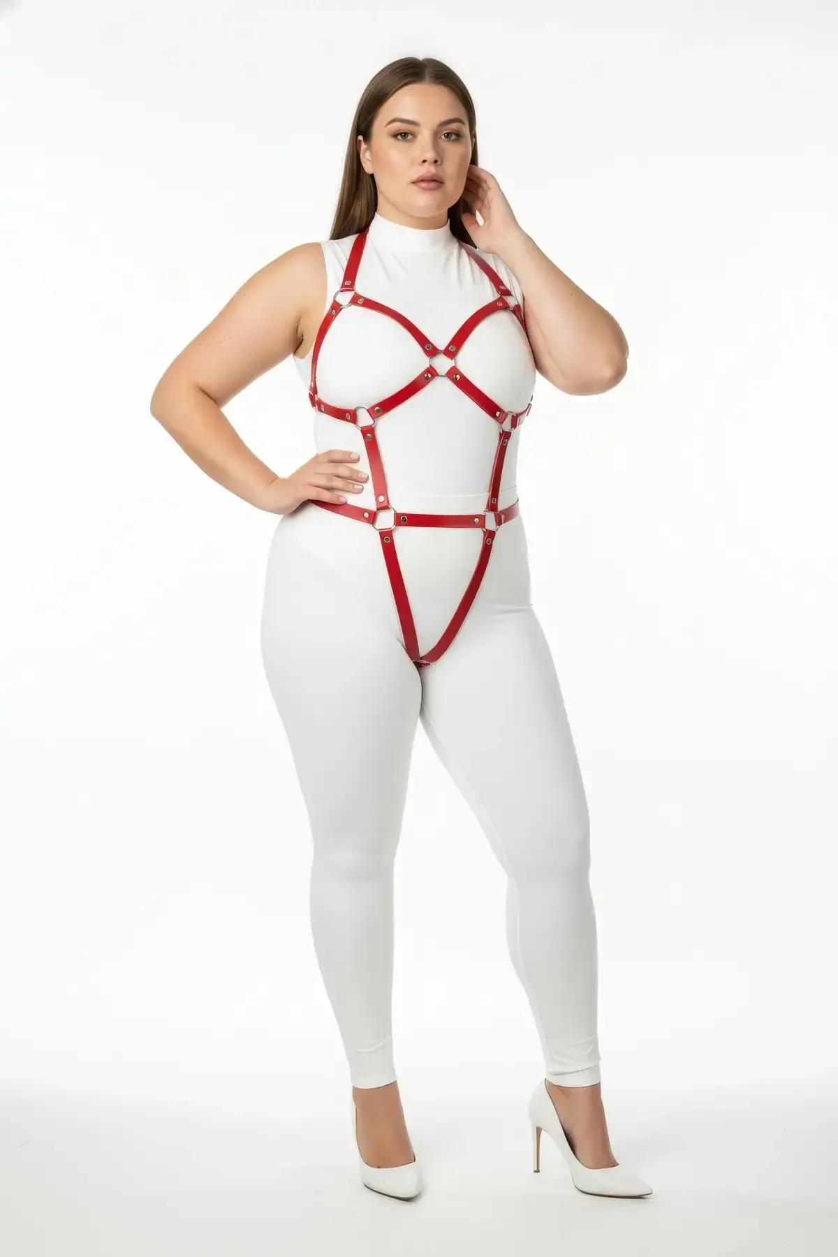 Altın O-halkalar ve çapraz göğüs askılı kırmızı vegan deri tam vücut harness, beyaz üst ve pantolon üzerinde büyük beden figürde