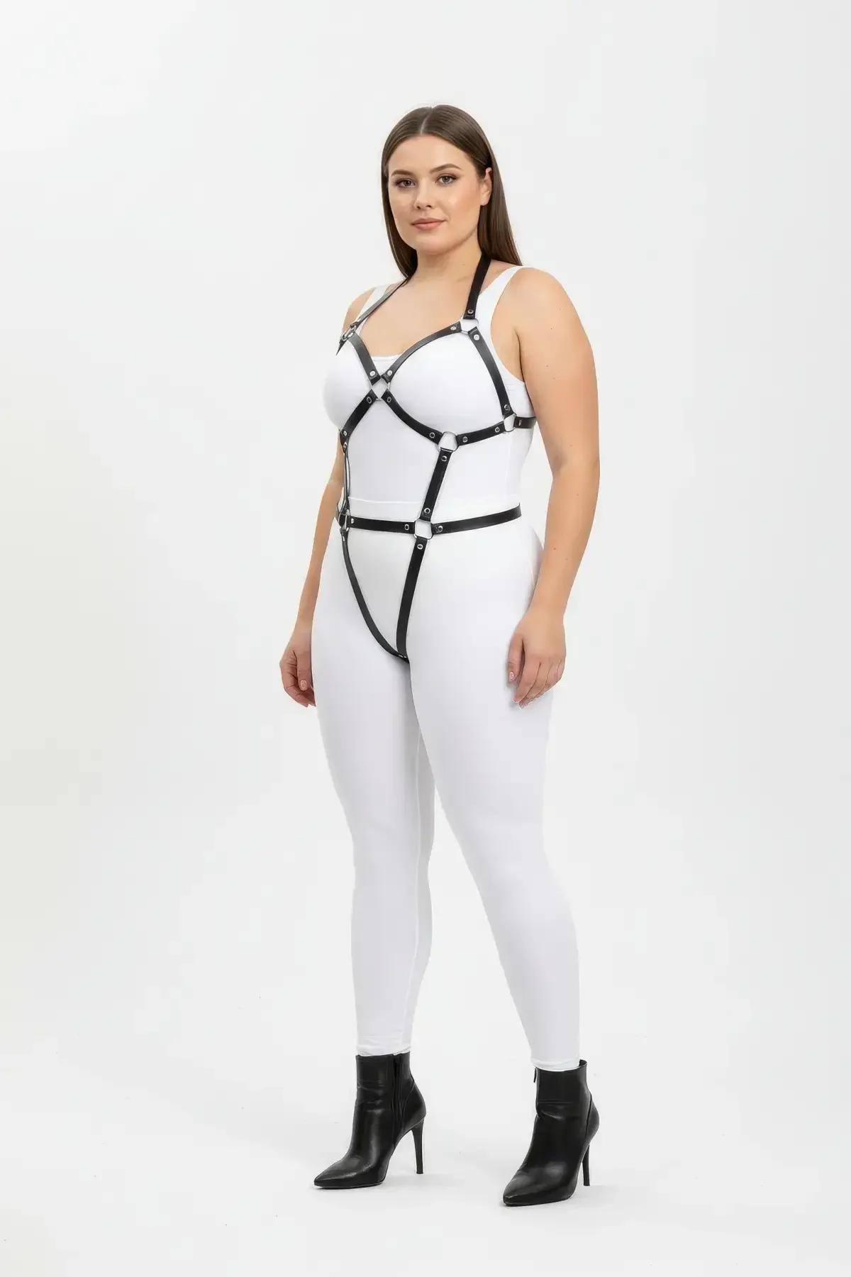 Göğüs bel ve uyluk askılarında gümüş O-halkalı siyah vegan deri tam vücut harness