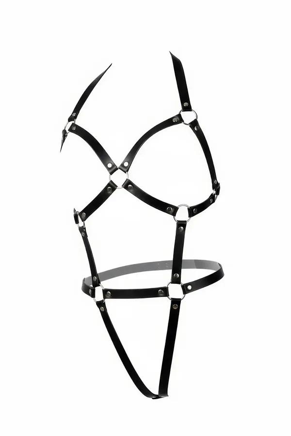Gümüş O-halka bağlantıları ve X-çapraz göğüs askı tasarımlı siyah suni deri vücut harness tam gövde görünümü