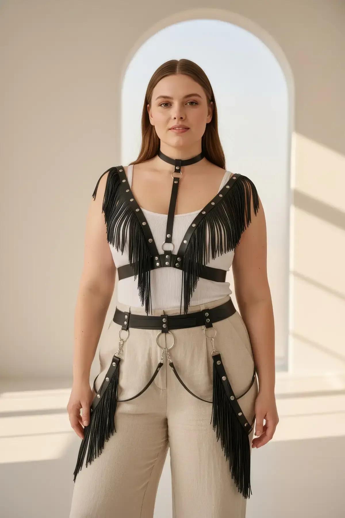 kalçada O-halkalar ve sarkan gümüş zincirli ayarlanabilir bel bantlı siyah vücut harness