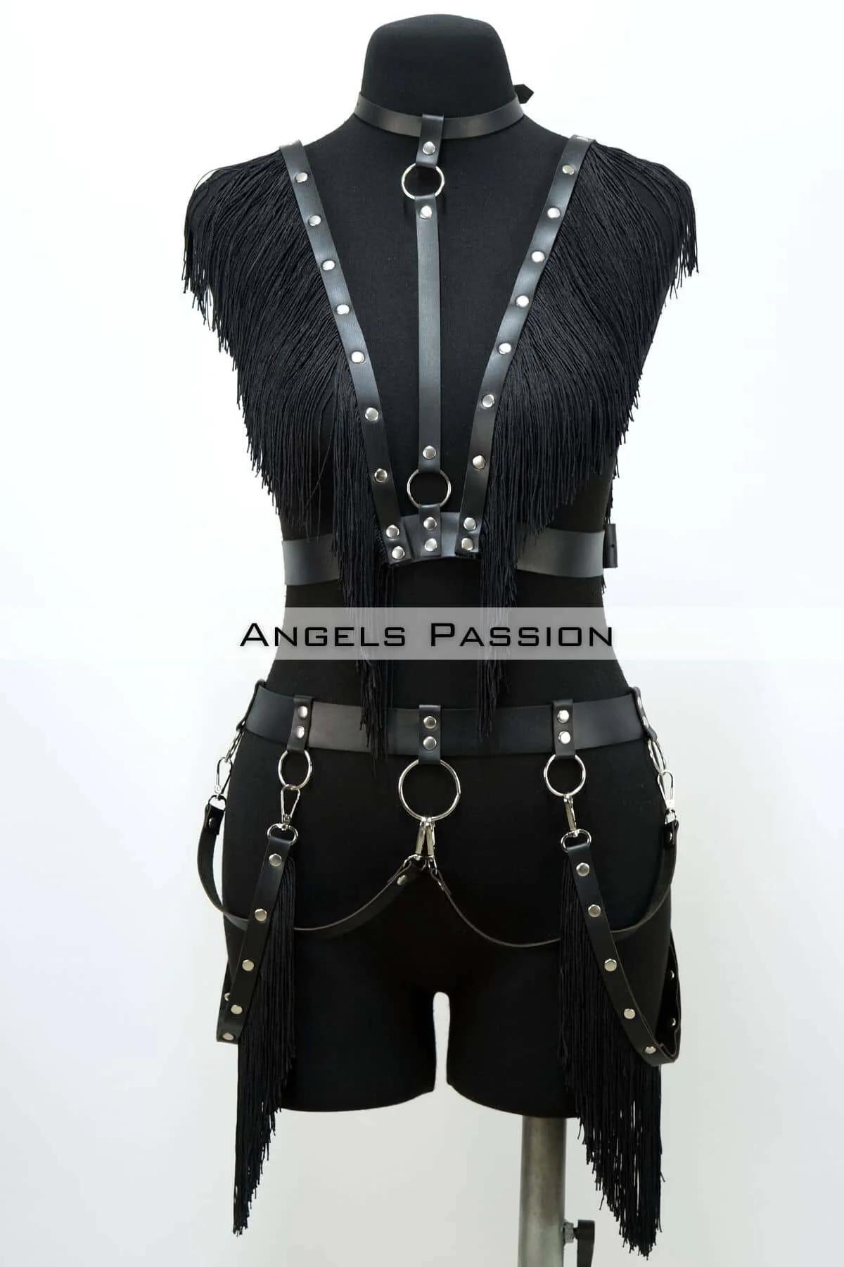 Askılarda 20-25 cm suni deri püsküllü siyah püsküllü harness seti yan görünüm