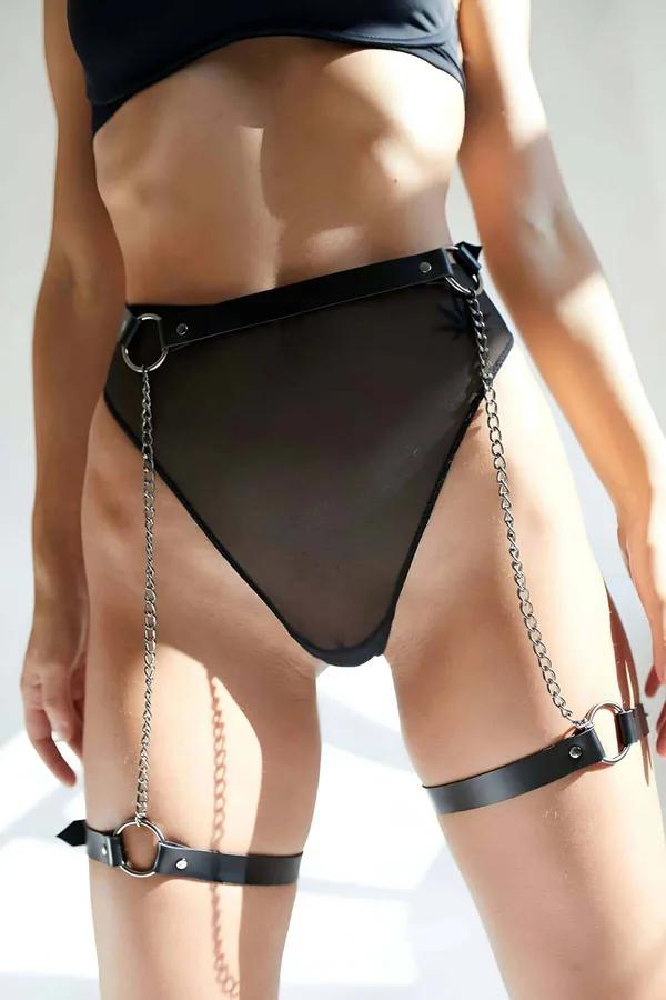 modelde çift gümüş zincir ve O-halka uyluk kelepçeli siyah suni deri bacak harness