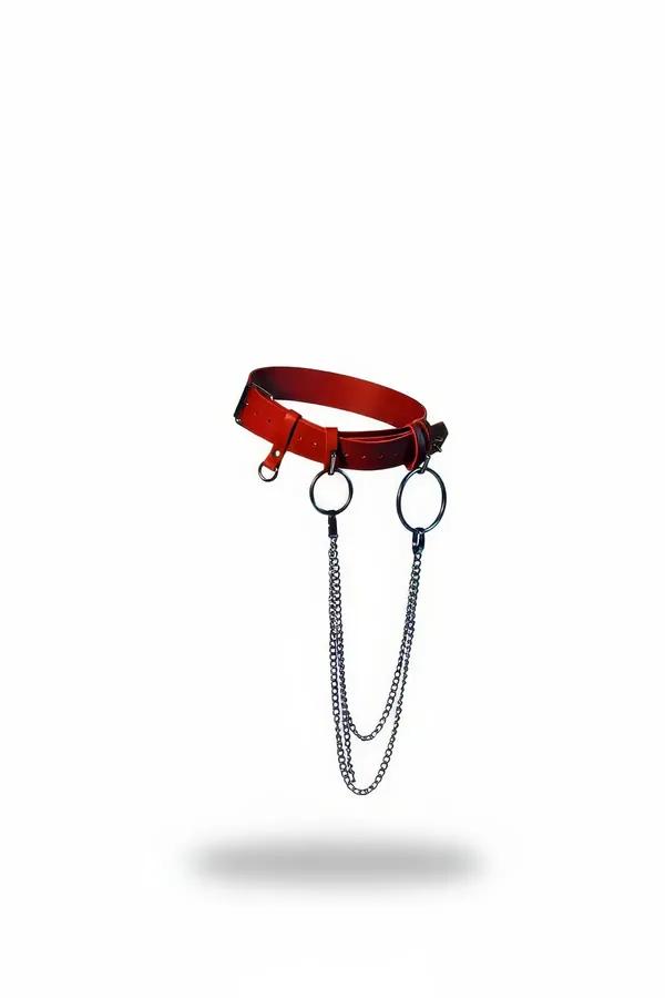 Beyaz zeminde çift gun-metal O-halka ve çift sıra sallanan zincirlerle kırmızı suni deri bel harness