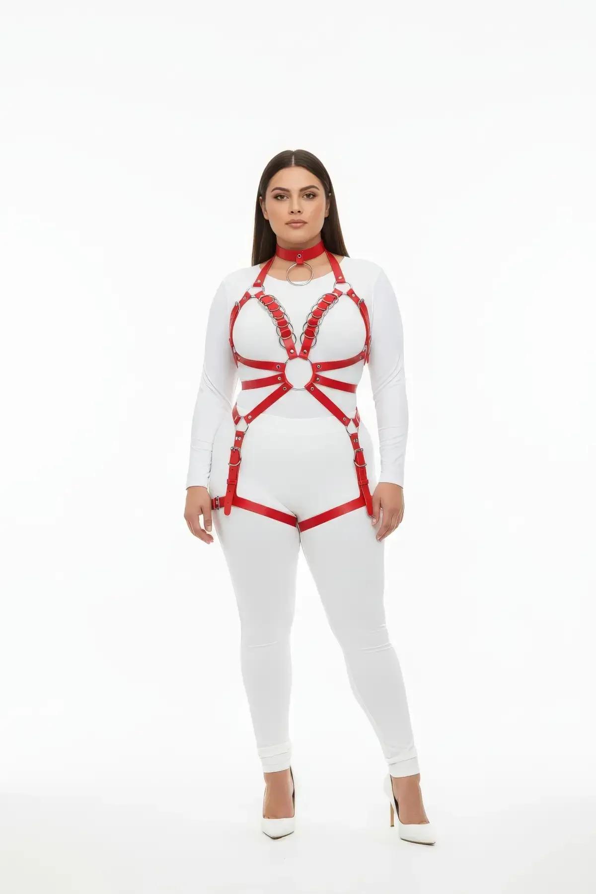 Çoker boyunluktan uyluk manşetlerine yedi gümüş O-halkalı kırmızı suni deri tam vücut harness, beyaz bodysuit üzerinde