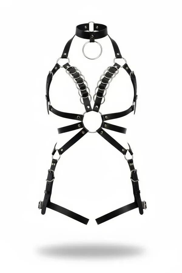 Halter boyunluk, çift gümüş O-halka göğüs zincirleri, merkez bel halkası ve ayarlanabilir askılı siyah suni deri tam vücut harness
