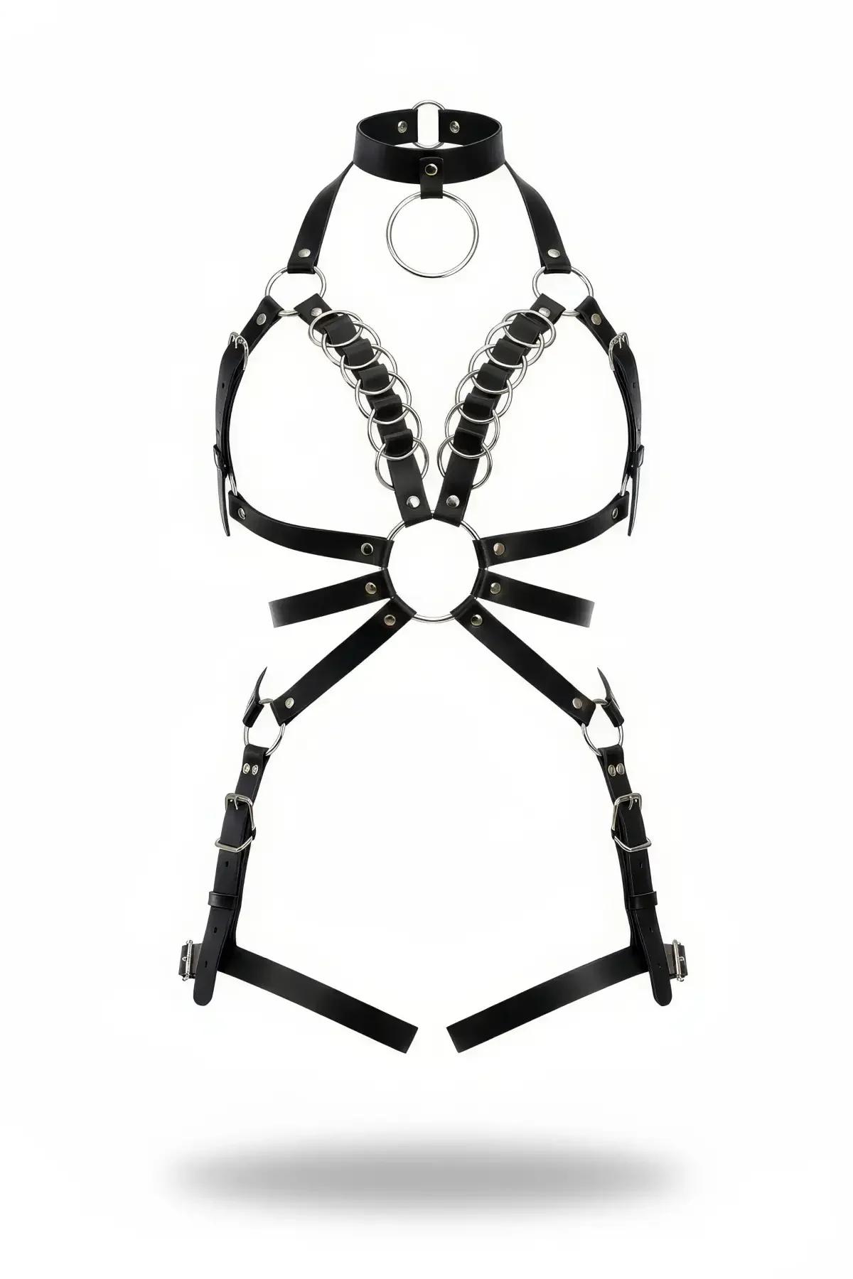 Halter boyunluk, çift gümüş O-halka göğüs zincirleri, merkez bel halkası ve ayarlanabilir askılı siyah suni deri tam vücut harness