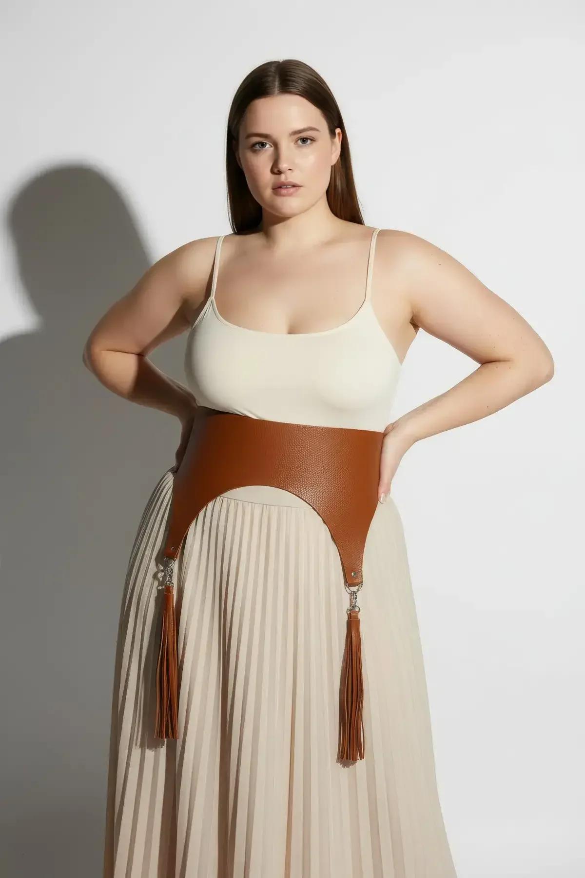 büyük beden taba geniş kemer beyaz bluz ve bej pantolon kombinasyonu