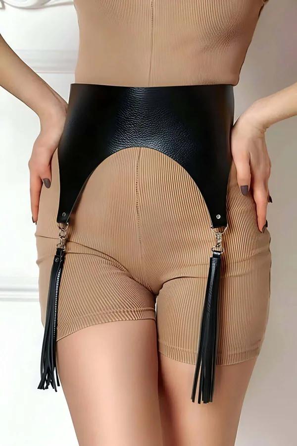 bej fitilli şort üzerinde kalçada sarkan çıkarılabilir püsküllü siyah suni deri geniş bel harness